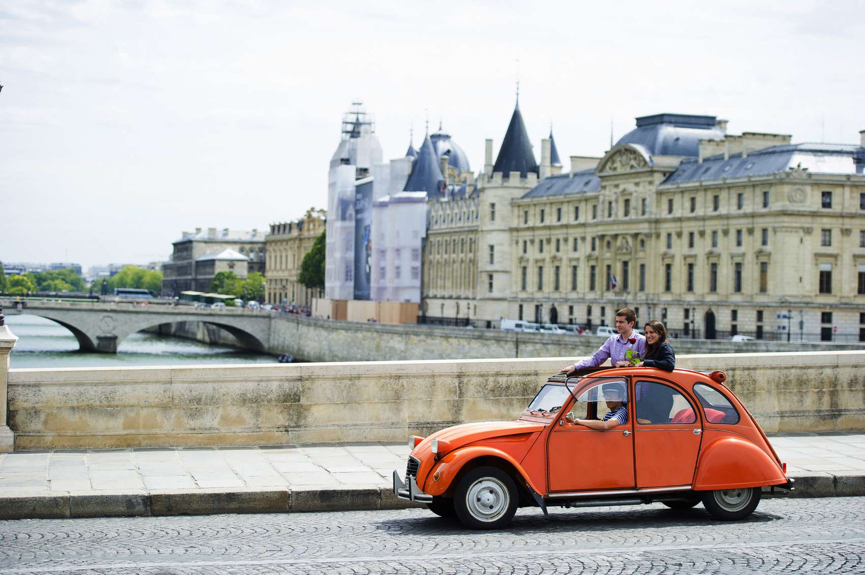 2CV orange Paris Sightseeing Classic Car